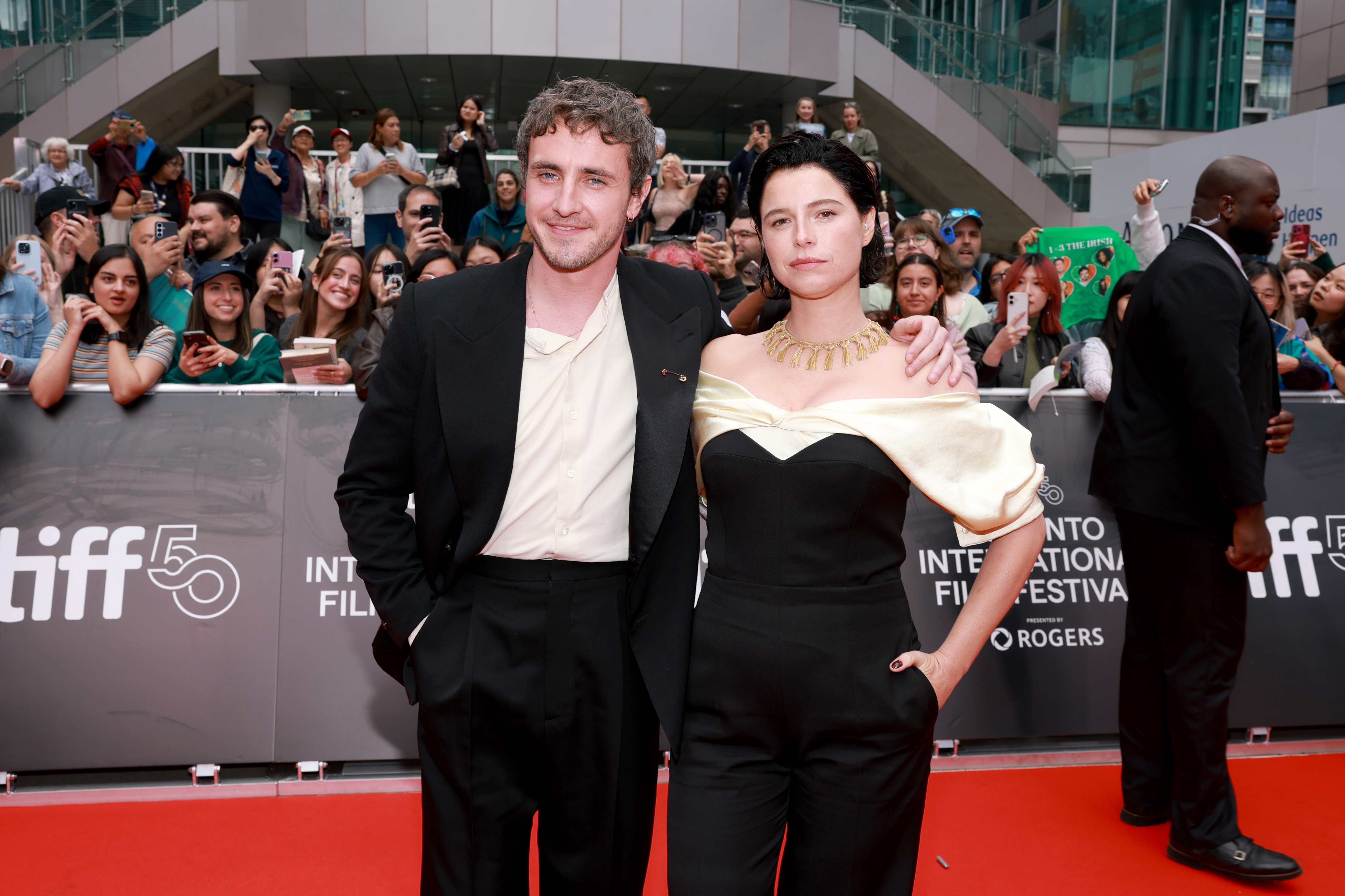 TORONTO, ONTARIO - SEPTEMBER 07: (L-R) Paul Mescal and Jessie Buckley attend the premiere of "Hamnet" during the 2025 Toronto International Film Festival at Roy Thomson Hall on September 07, 2025 in Toronto, Ontario. (Photo by Matt Winkelmeyer/Getty Images)