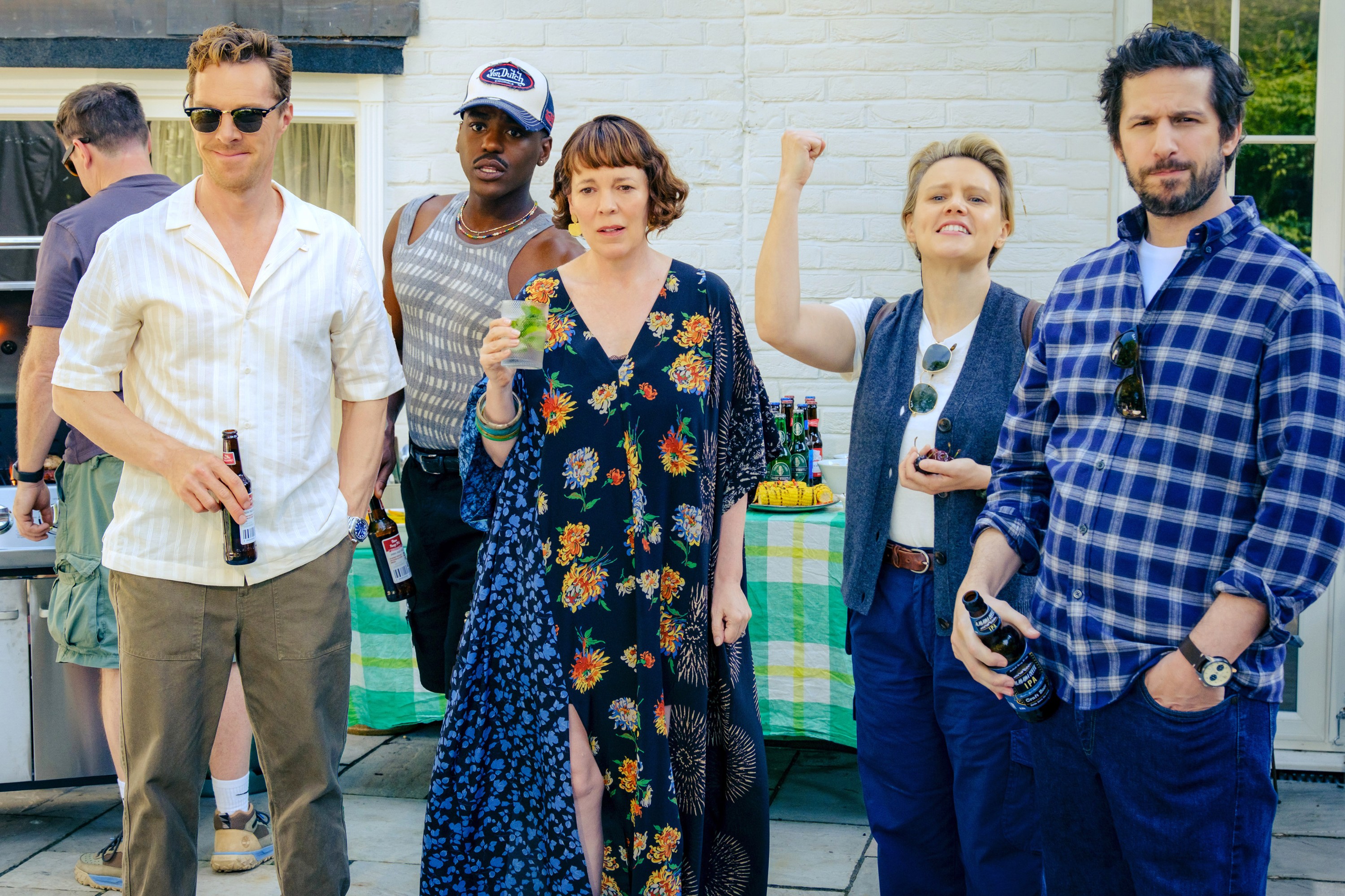 THE ROSES, from left: Benedict Cumberbatch, Ncuti Gatwa, Olivia Colman, Kate McKinnon, Andy Samberg, 2025. ph: Jaap Buitendijk / © Searchlight Pictures / Courtesy Everett Collection