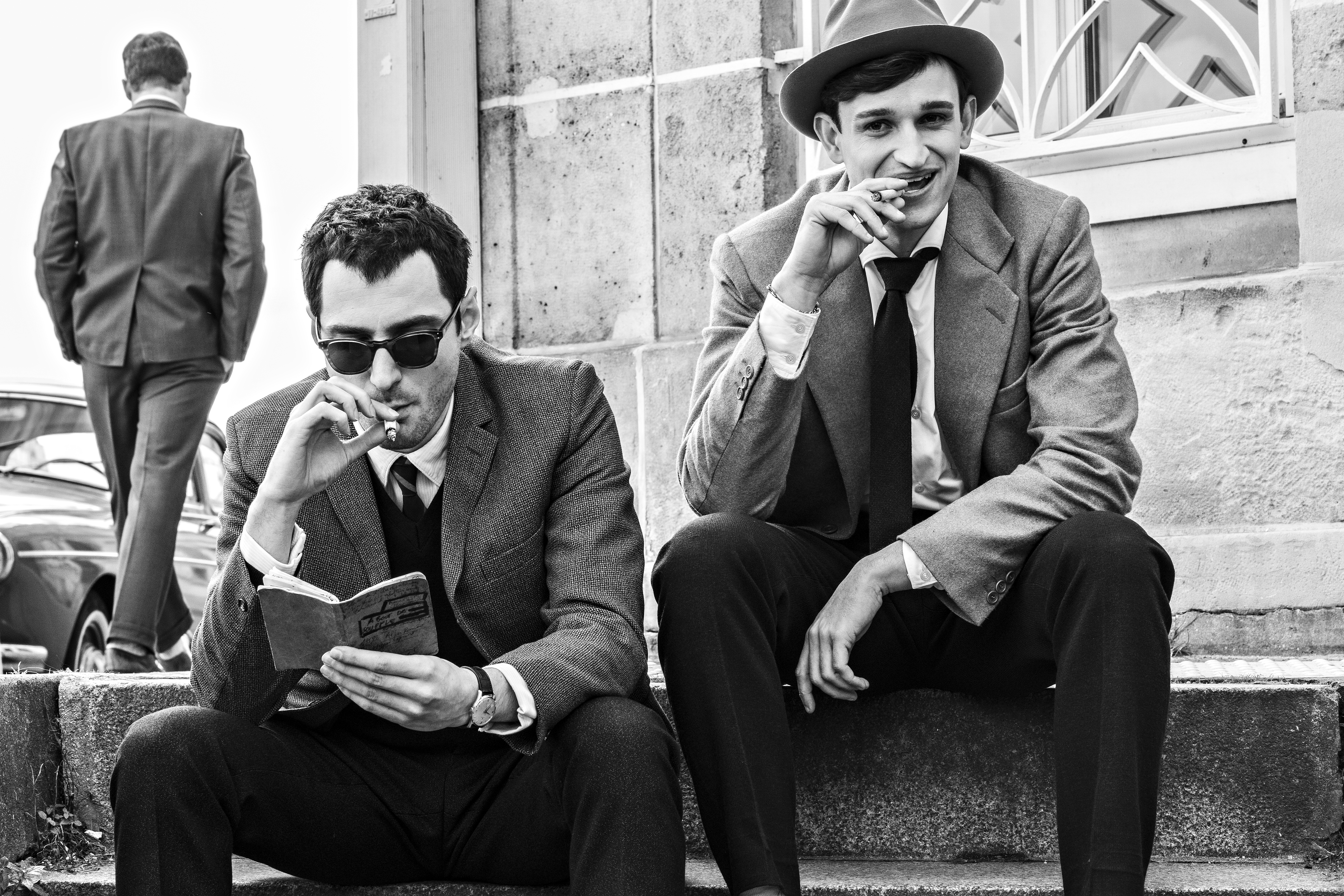 Nouvelle Vague. (L-R) Guillaume Marbeck as Jean Luc Godard and Aubry Dullin as Jean-paul Belmondo in Nouvelle Vague. Cr. Jean-Louis Fernandez/Courtesy of Netflix